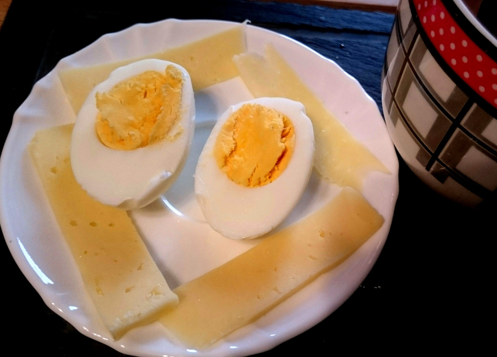Варить завтрак. Завтрак с вареными яйцами. Вареные яйца. ПП завтрак с вареными яйцами. 2 Вареных яйца завтрак.