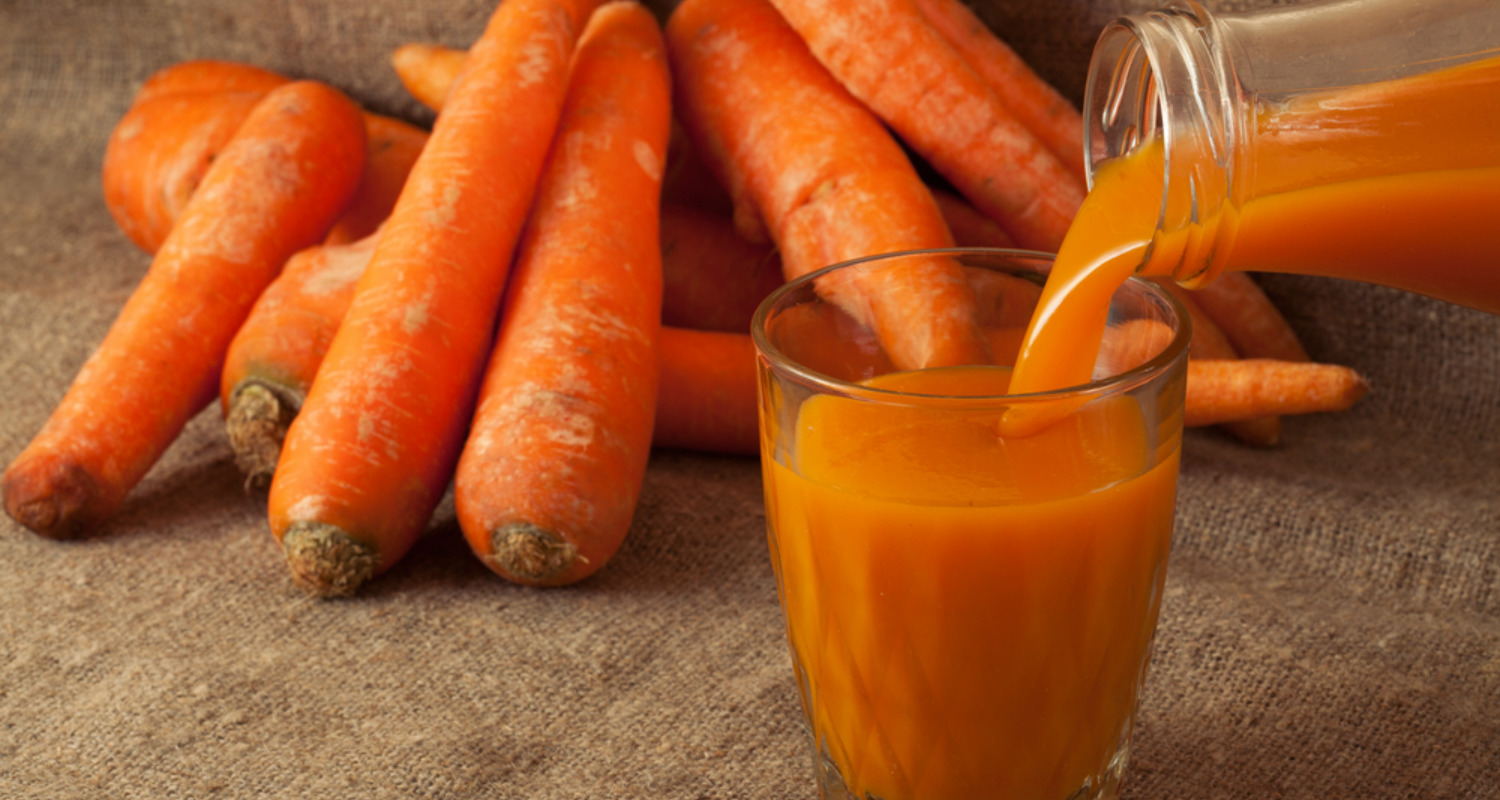 Ем морковь на ночь. Морковный сок натуральный. Морковный сок в банке. Морковь сок семена. Морковный сок через мясорубку.