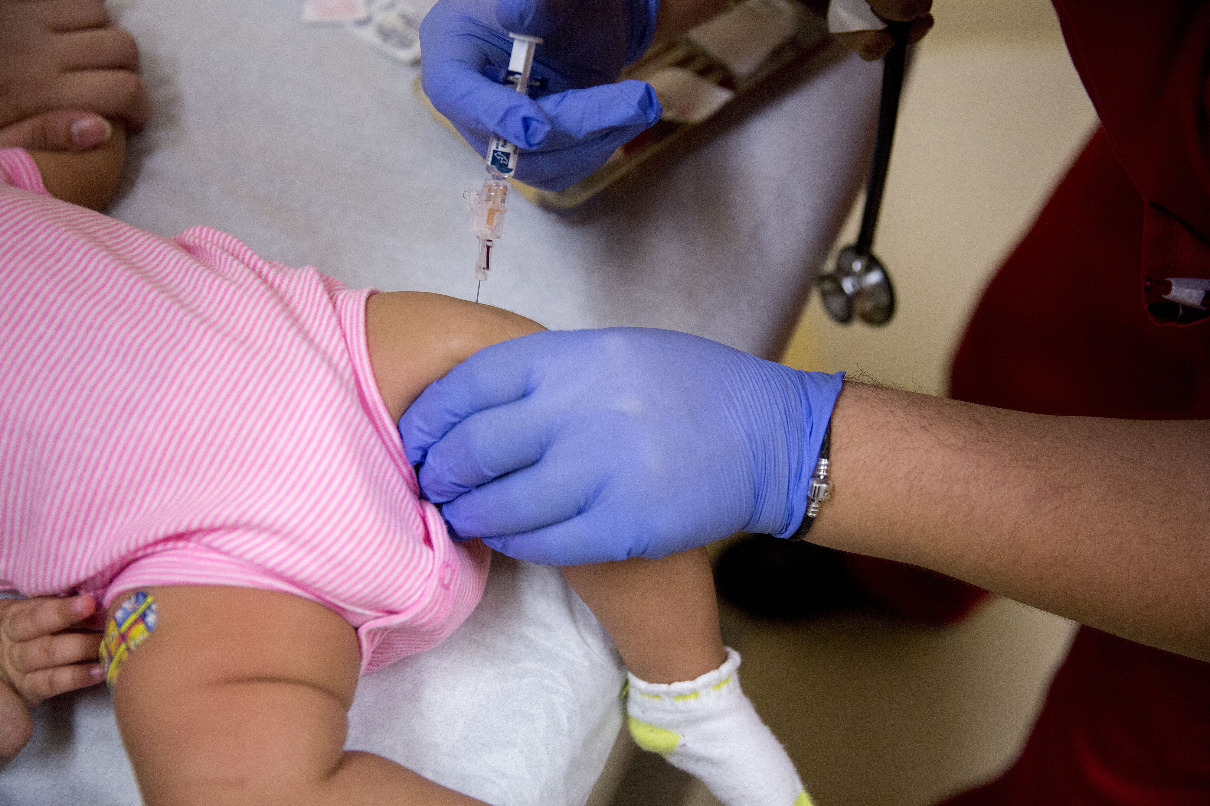 После прививки стоит. Прививка в бедро ребенку. Введение вакцины в бедро.