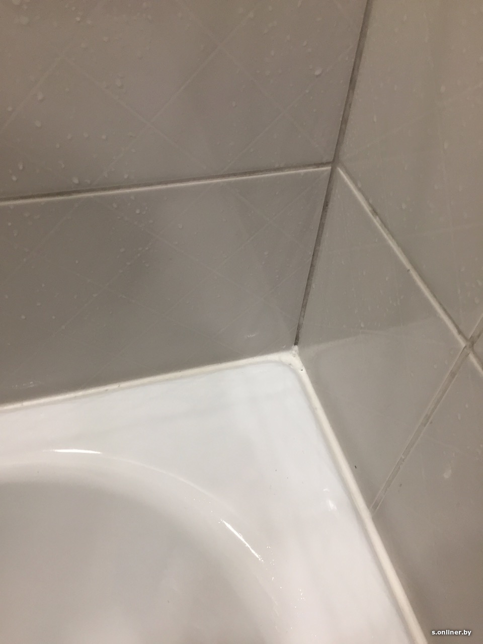 Стык между ванной и плиткой. Плитка между ванной и стеной. Соединитель между ванной и стеной. Стыковка плитки и пах.
