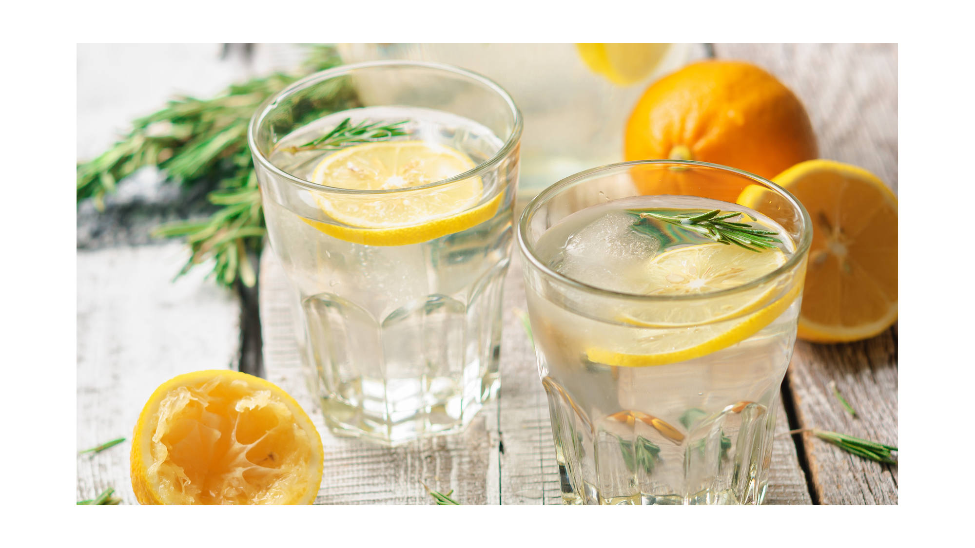 Почему пьют воду с лимоном. Вода с лимоном. Стакан воды с лимоном. Вода с лимоном фотосток. Вода с лимоном способствует похудению.