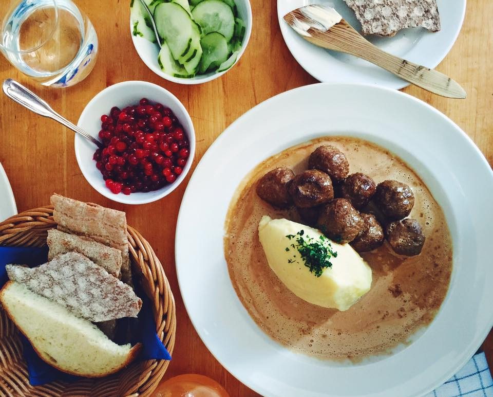 Шведский обед. Национальная кухня Швеции. Обед в Швеции. Шведские национальные блюда. Традиционные блюда Швеции.