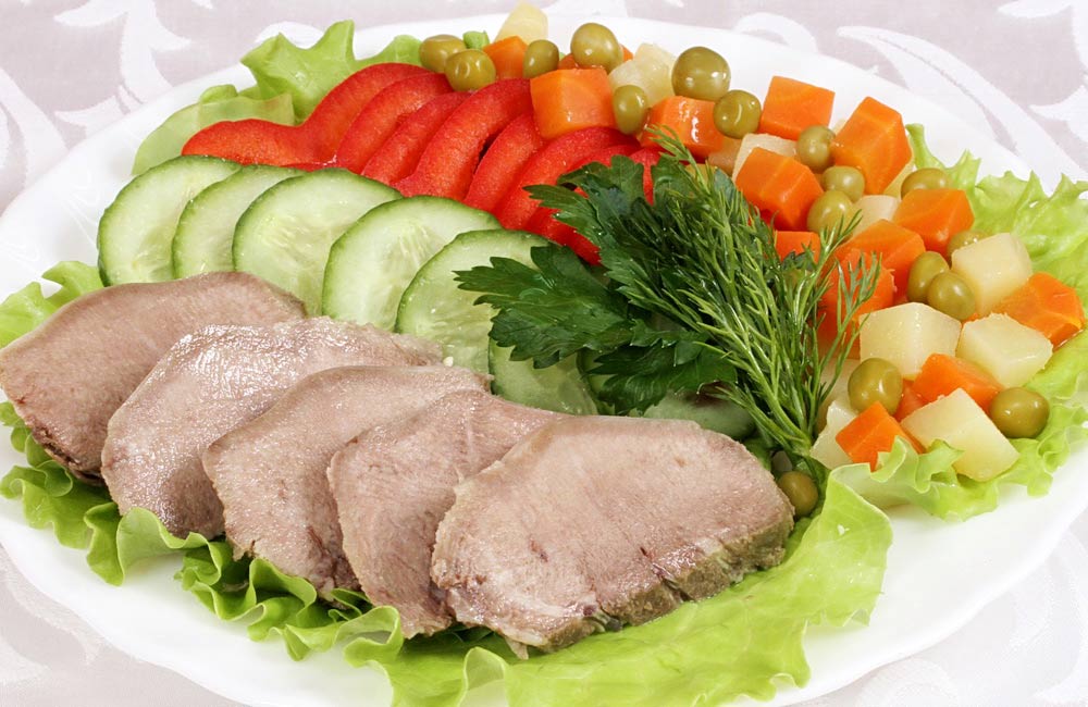 Блюдами из мяса рыбы овощей. Овощи к мясу на гарнир. Мясо отварное с гарниром. Отварное мясо с овощами. Отварная говядина с гарниром.