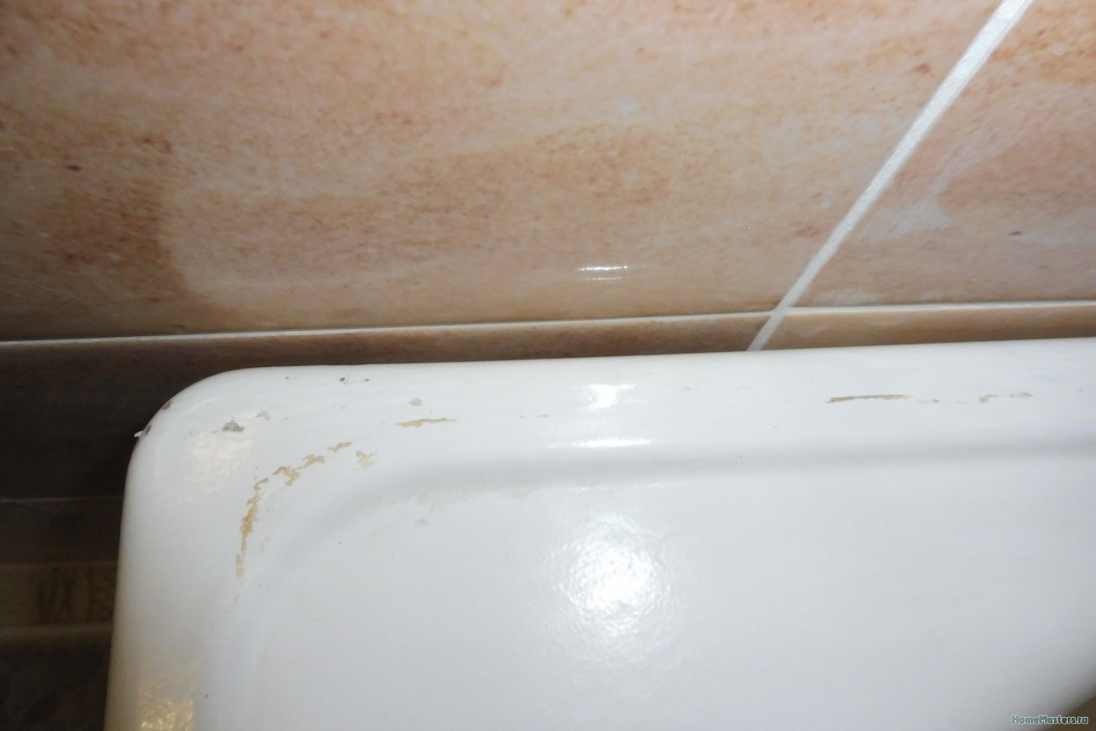 Большие зазоры между ванной и стеной. Шов между ванной и стеной. Промежуток между ванной и стеной. Щель между ванной и стеной. Трубы между ванной и стеной.