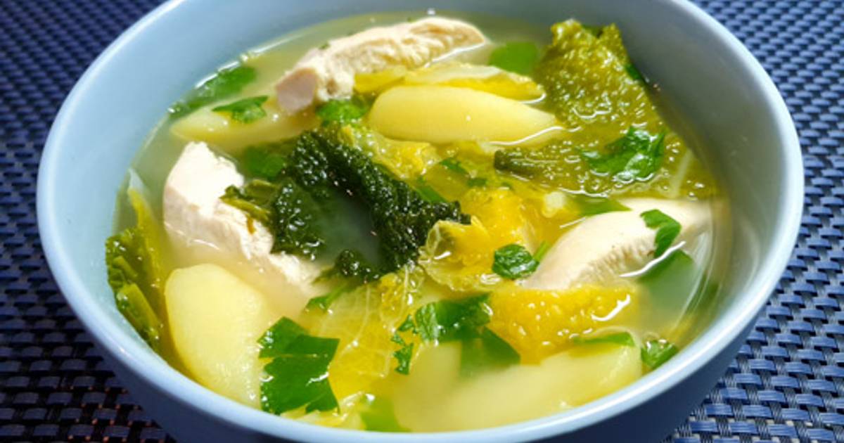 Рецепт куриного супа с капустой. Суп из савойской капусты. Суп с савойской капустой. Диетический куриный суп. Щи из савойской капусты.
