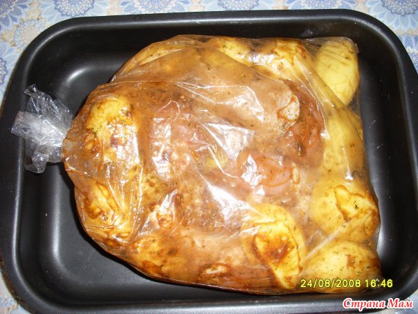 Сколько времени запекать в пакете. Картошка с курицей в пакете для запекания. Курица с картошкой в духовке в пакете. Курица запеченная в рукаве с картошкой. Курица с картошкой в пакете для запекания в духовке.