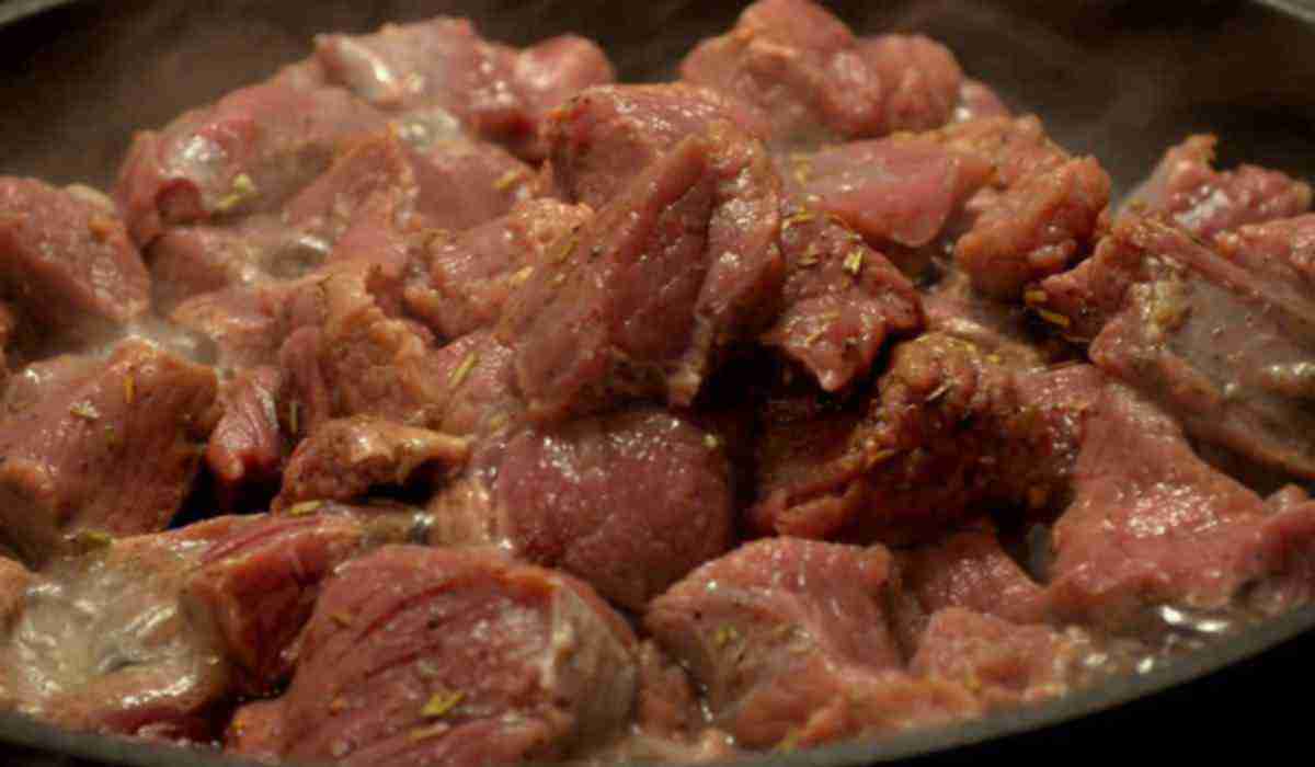 Рецепты мяса на сковороде говядина. Лосятина тушеная. Гуляш в казане. Тушенка лосятина. Мясо тушеное крупным куском.