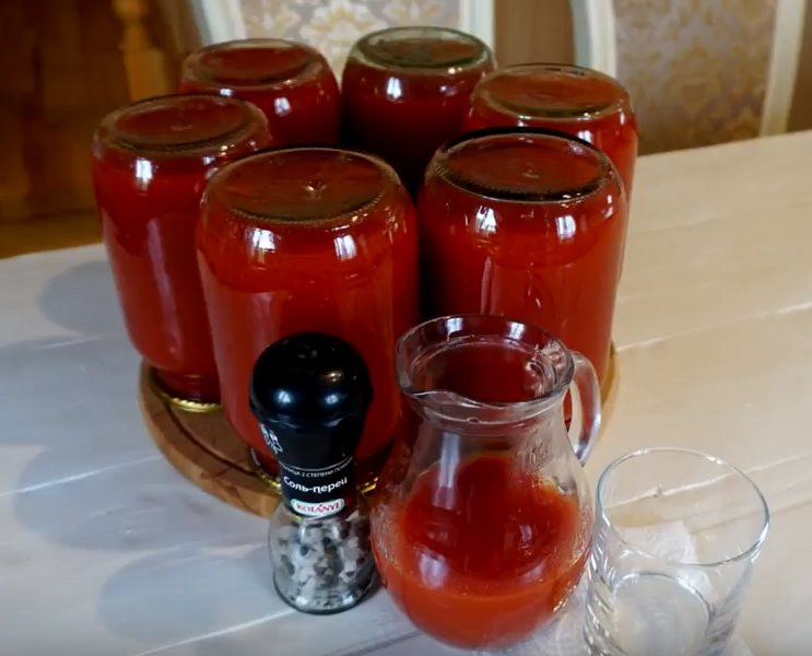 Как приготовить томатный сок в домашних. Томатный сок домашний. Домашний помидорный сок. Домашний томатный сок на зиму. Томатный сок в банке.